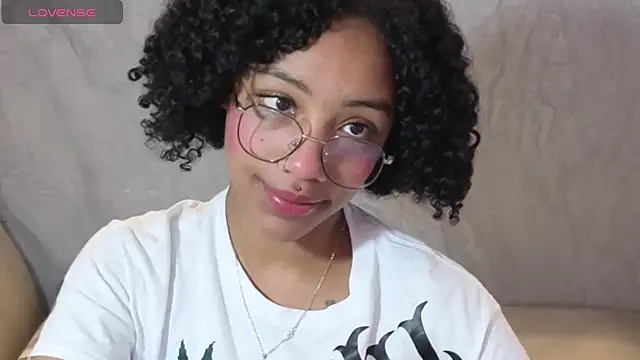 Snapshot of Violeth_b chatting on 15, 10, 2025 Violeth b online show from 15, 10, 2025