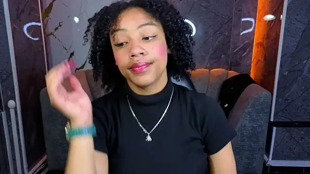 Snapshot of Violeth_b chatting on 5, 11, 2025 Violeth b online show from 5, 11, 2025