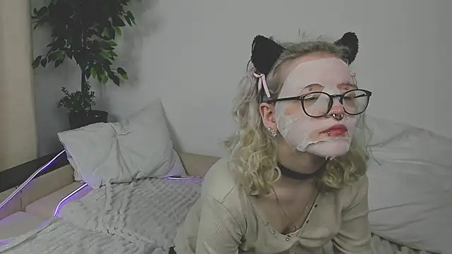Snapshot of EdythElswick chatting on 6, 4, 2026 EdythElswick online show from 6, 4, 2026