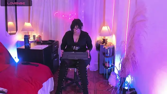 Venus R0se online show from 5, 4, 2026