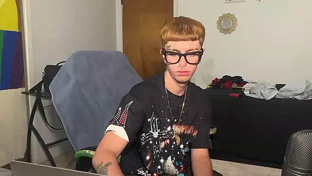 Snapshot of twentywithafelonyy chatting on 8, 11, 2025 twentywithafelonyy online show from 8, 11, 2025