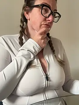 Miss Stassi online show from 4, 6, 2026