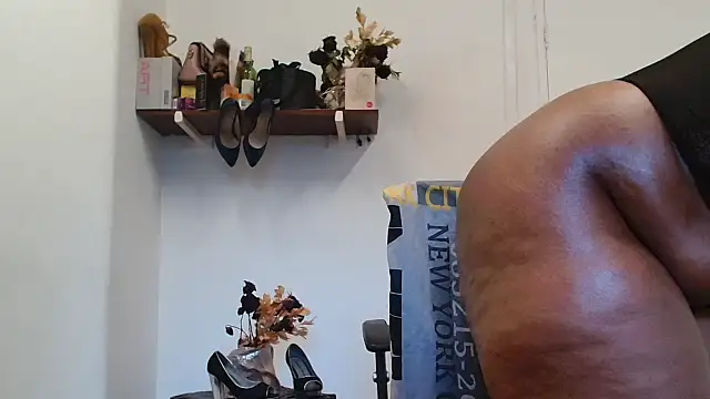 Snapshot of xTALLSEXYBUMx chatting on 1, 11, 2025 xTALLSEXYBUMx online show from 1, 11, 2025