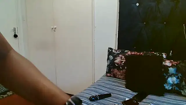 Snapshot of xTALLSEXYBUMx chatting on 7, 11, 2025 xTALLSEXYBUMx online show from 7, 11, 2025