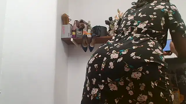 Snapshot of xTALLSEXYBUMx chatting on 28, 10, 2025 xTALLSEXYBUMx online show from 28, 10, 2025