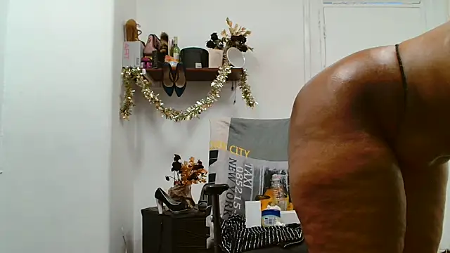 Snapshot of xTALLSEXYBUMx chatting on 4, 11, 2025 xTALLSEXYBUMx online show from 4, 11, 2025