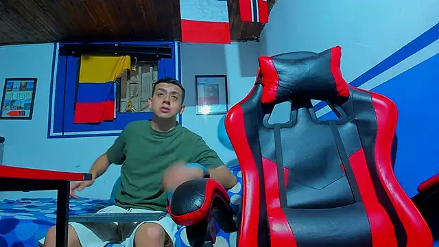 Snapshot of maxowens_oficial chatting on 8, 3, 2026 maxowens oficial online show from 8, 3, 2026