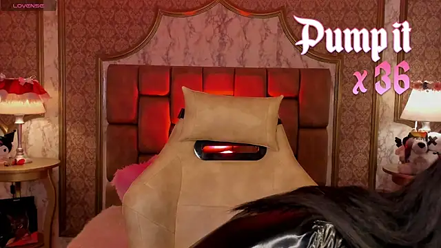 Snapshot of SoffiQueen chatting on 8, 11, 2025 SoffiQueen online show from 8, 11, 2025