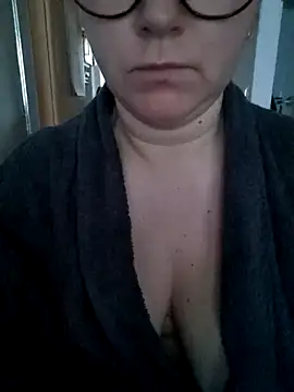 queenpeachi online show from 16, 2, 2025