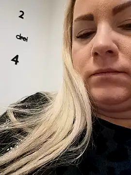 queenpeachi online show from 17, 2, 2025