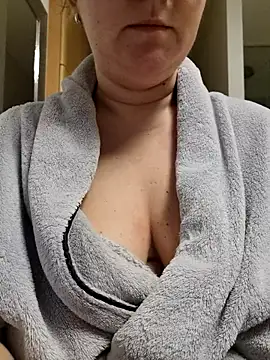 queenpeachi online show from 15, 2, 2025