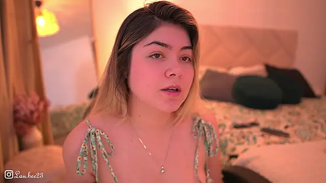 Snapshot of Lau_Bee chatting on 2, 11, 2025 Lau Bee online show from 2, 11, 2025