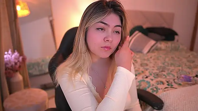 Snapshot of Lau_Bee chatting on 1, 11, 2025 Lau Bee online show from 1, 11, 2025