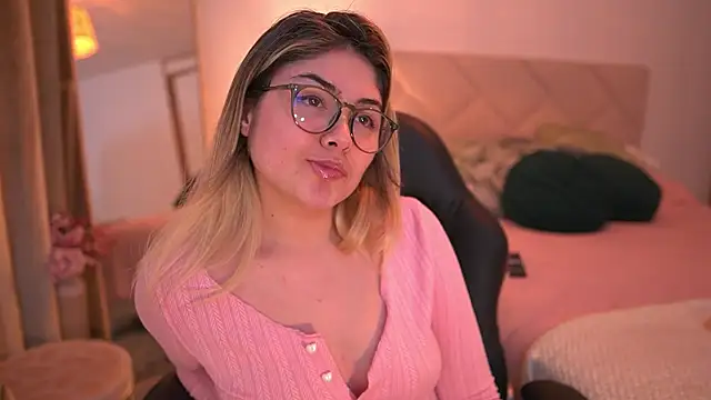 Snapshot of Lau_Bee chatting on 18, 10, 2025 Lau Bee online show from 18, 10, 2025