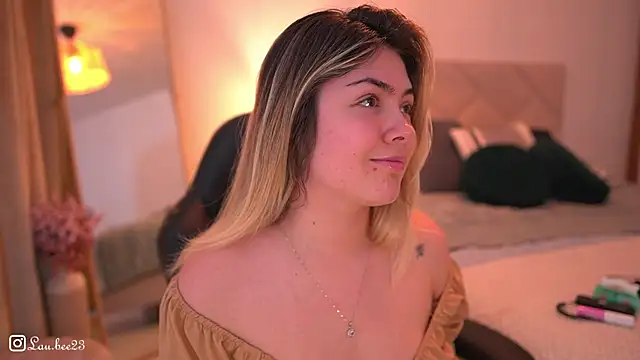 Snapshot of Lau_Bee chatting on 4, 11, 2025 Lau Bee online show from 4, 11, 2025