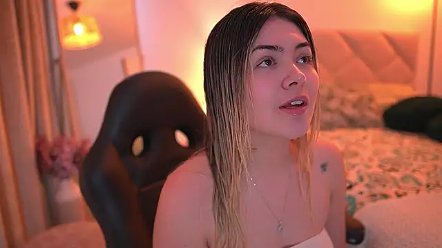 Snapshot of Lau_Bee chatting on 25, 11, 2025 Lau Bee online show from 25, 11, 2025