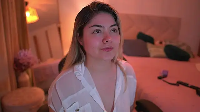 Snapshot of Lau_Bee chatting on 24, 10, 2025 Lau Bee online show from 24, 10, 2025