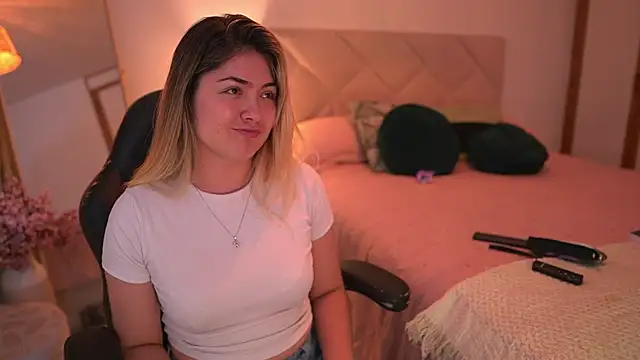 Snapshot of Lau_Bee chatting on 10, 11, 2025 Lau Bee online show from 10, 11, 2025