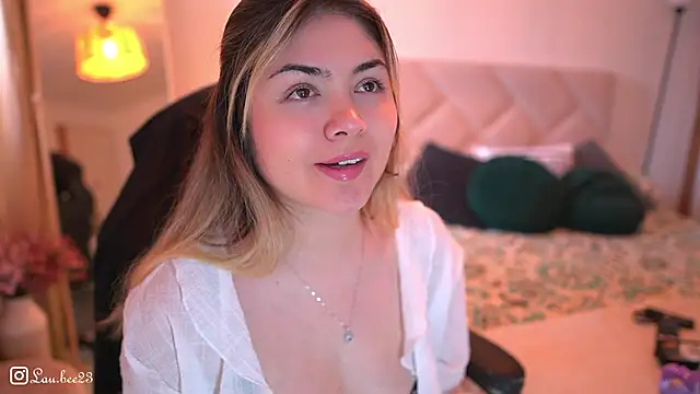 Snapshot of Lau_Bee chatting on 3, 12, 2025 Lau Bee online show from 3, 12, 2025