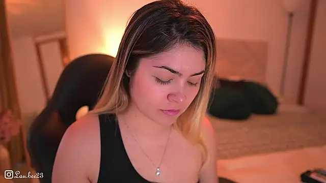 Snapshot of Lau_Bee chatting on 30, 11, 2025 Lau Bee online show from 30, 11, 2025