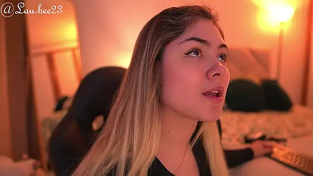 Snapshot of Lau_Bee chatting on 7, 10, 2025 Lau Bee online show from 7, 10, 2025