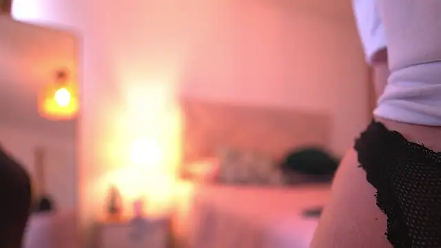 Snapshot of Lau_Bee chatting on 18, 10, 2025 Lau Bee online show from 18, 10, 2025