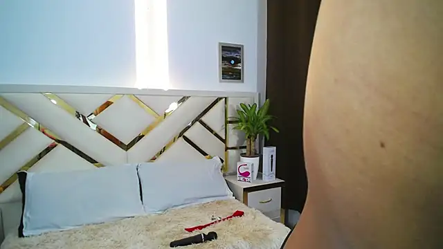 carolineamber  online show from 14, 12, 2024