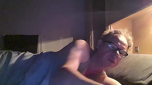 Snapshot of kinkyslet8 chatting on 11, 9, 2025 kinkyslet8 online show from 11, 9, 2025
