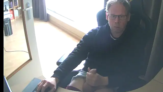 Snapshot of kinkyslet8 chatting on 2, 4, 2026 kinkyslet8 online show from 2, 4, 2026