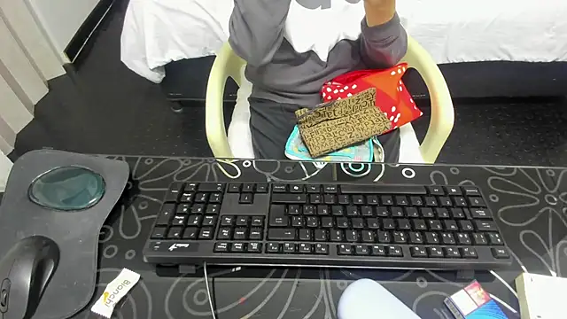 Abrillee1 online show from 1, 3, 2025