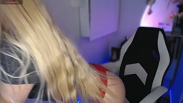 Snapshot of channel_blonde_a chatting on 15, 10, 2025 channel blonde a online show from 15, 10, 2025