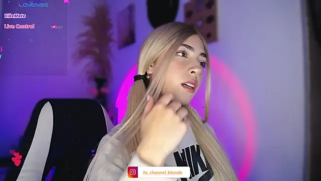 Snapshot of channel_blonde_a chatting on 11, 11, 2025 channel blonde a online show from 11, 11, 2025