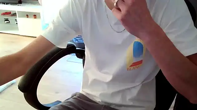 Snapshot of ElViko11 chatting on 18, 11, 2025 ElViko11 online show from 18, 11, 2025