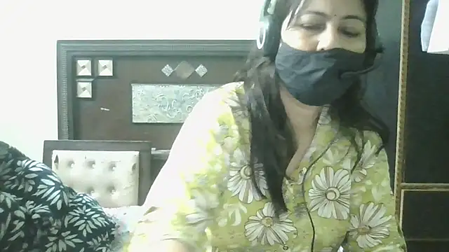 Snapshot of couplesuni chatting on 18, 5, 2026 couplesuni online show from 18, 5, 2026
