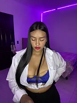 Snapshot of _NINA chatting on 13, 12, 2024 NINA online show from 13, 12, 2024