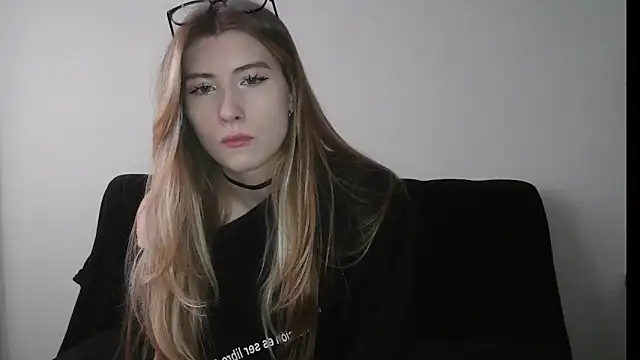 ErikaShyy online show from 21, 10, 2025