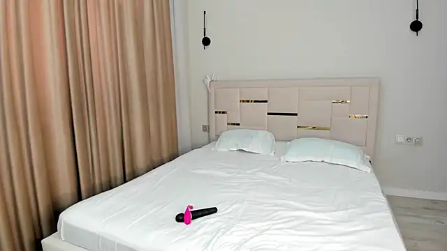 Lola Peach online show from 18, 4, 2026