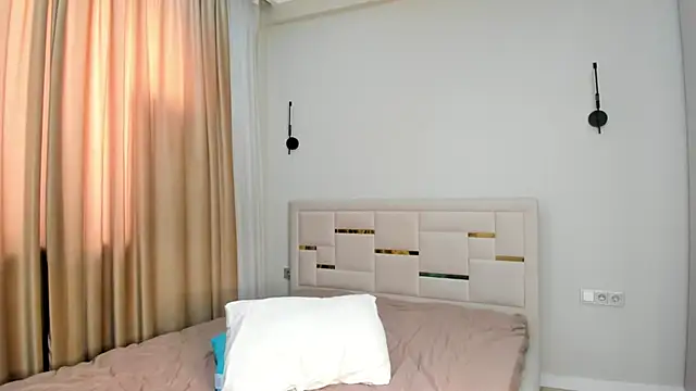 Lola Peach online show from 15, 2, 2026