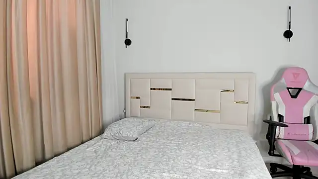 Snapshot of Lola_Peach chatting on 5, 6, 2026 Lola Peach online show from 5, 6, 2026