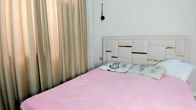 Lola Peach online show from 17, 4, 2026