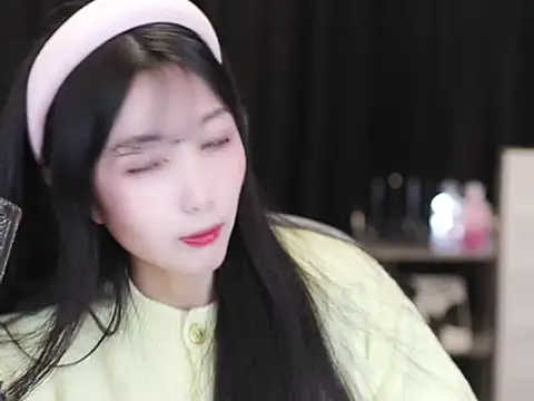 Nuyoah-77 online show from 15, 12, 2025