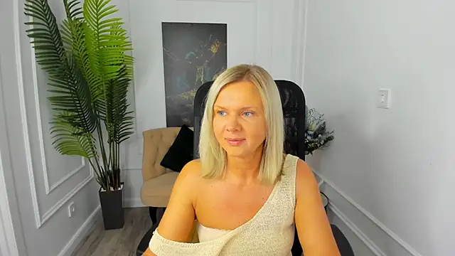 AgathaKlouin online show from 2, 10, 2025