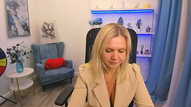 AgathaKlouin online show from 16, 4, 2026