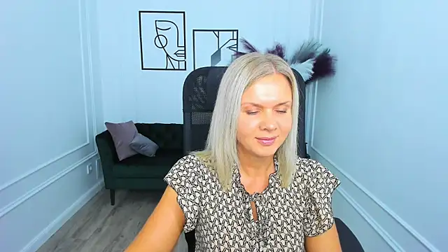 AgathaKlouin online show from 9, 11, 2025