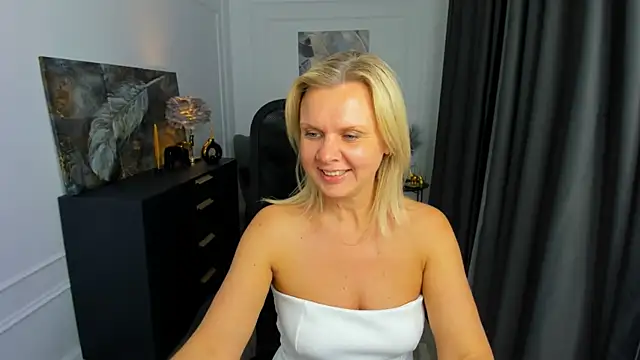 AgathaKlouin online show from 18, 4, 2026