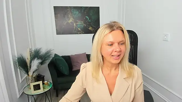 AgathaKlouin online show from 9, 4, 2026