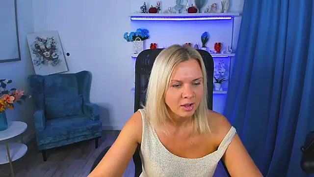 AgathaKlouin online show from 1, 11, 2025