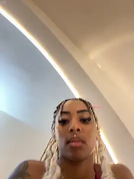 Alondrasparrow2 online show from 5, 5, 2026