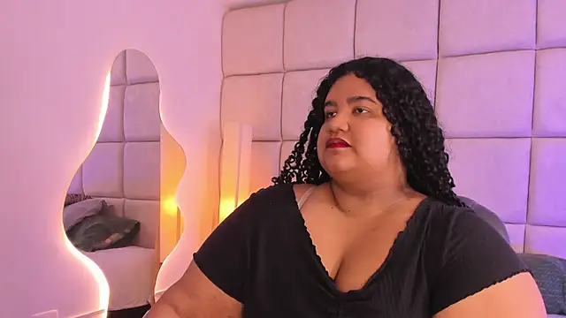 Snapshot of Miley_Collins chatting on 8, 11, 2025 Miley Collins online show from 8, 11, 2025