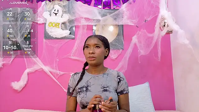 Snapshot of petitelittleebony chatting on 19, 10, 2025 petitelittleebony online show from 19, 10, 2025